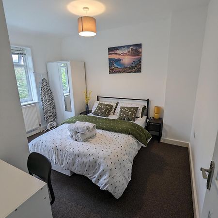 Fantastic 3-Bedroom House In London Morden  Экстерьер фото