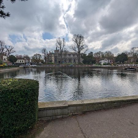 Fantastic 3-Bedroom House In London Morden  Экстерьер фото