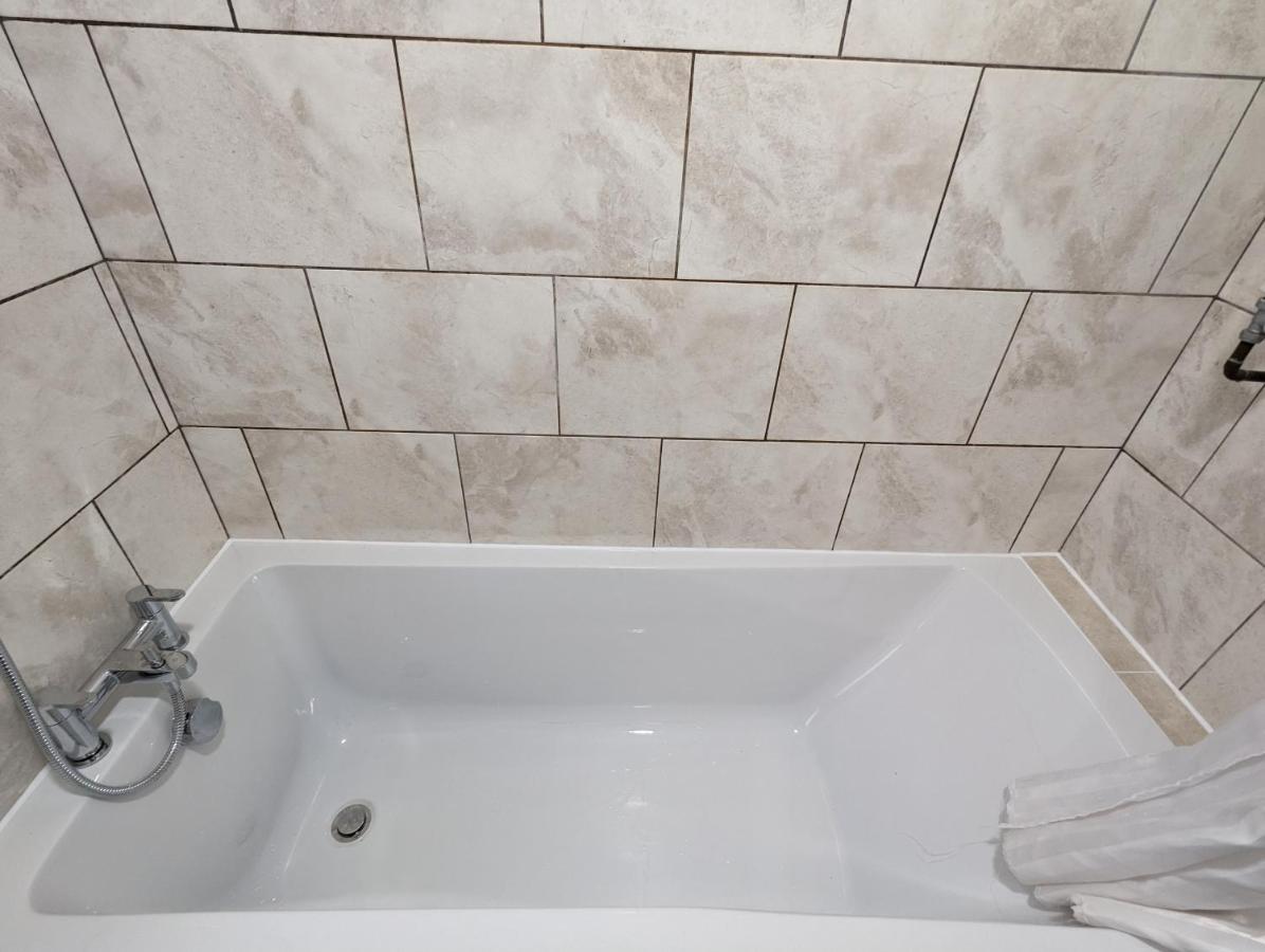 Fantastic 3-Bedroom House In London Morden  Экстерьер фото