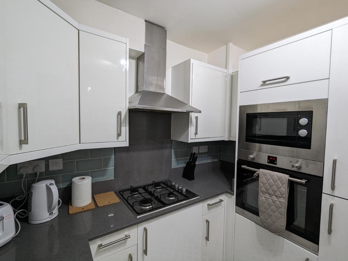 Fantastic 3-Bedroom House In London Morden  Экстерьер фото