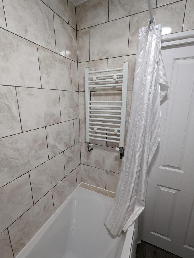 Fantastic 3-Bedroom House In London Morden  Экстерьер фото