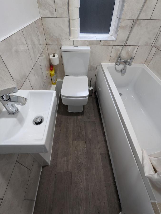 Fantastic 3-Bedroom House In London Morden  Экстерьер фото