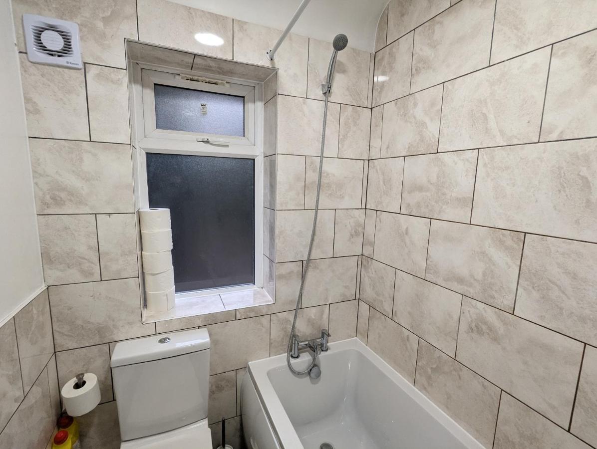 Fantastic 3-Bedroom House In London Morden  Экстерьер фото