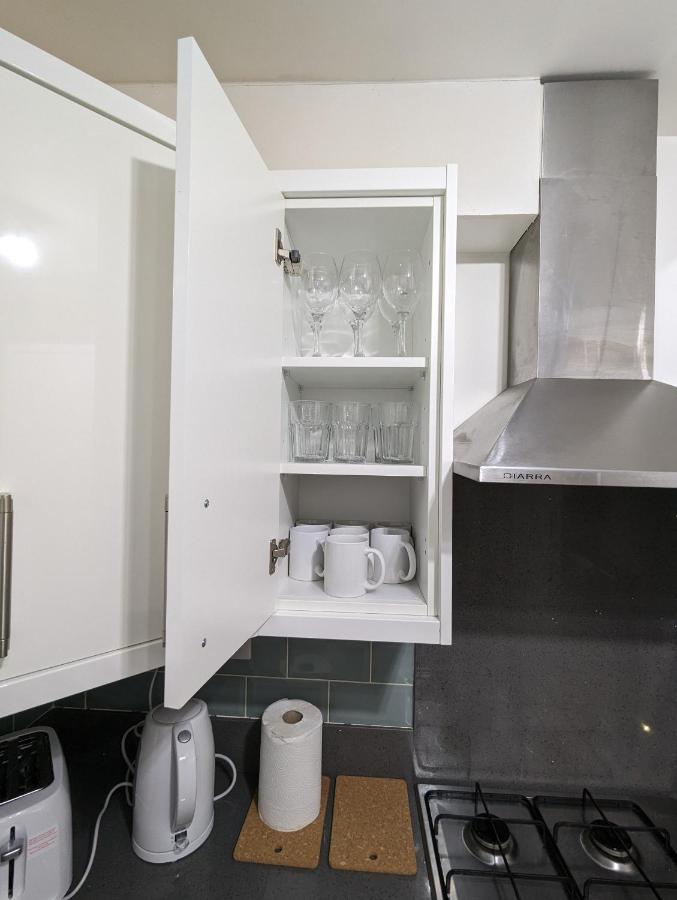 Fantastic 3-Bedroom House In London Morden  Экстерьер фото