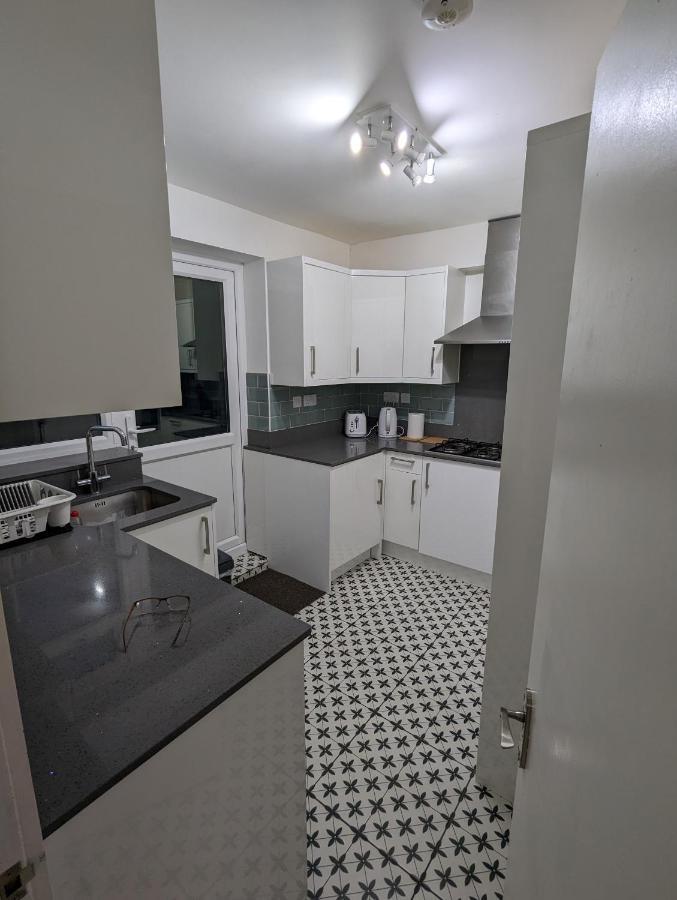 Fantastic 3-Bedroom House In London Morden  Экстерьер фото