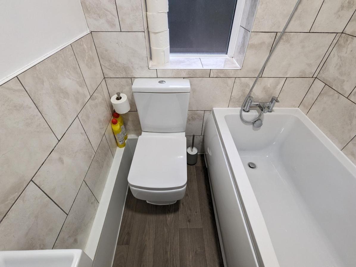 Fantastic 3-Bedroom House In London Morden  Экстерьер фото