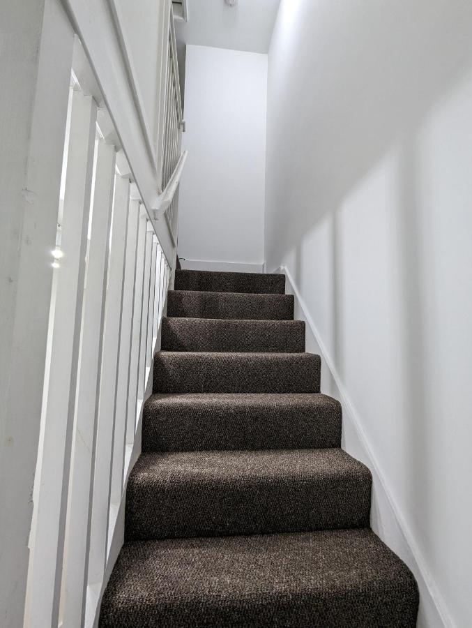 Fantastic 3-Bedroom House In London Morden  Экстерьер фото
