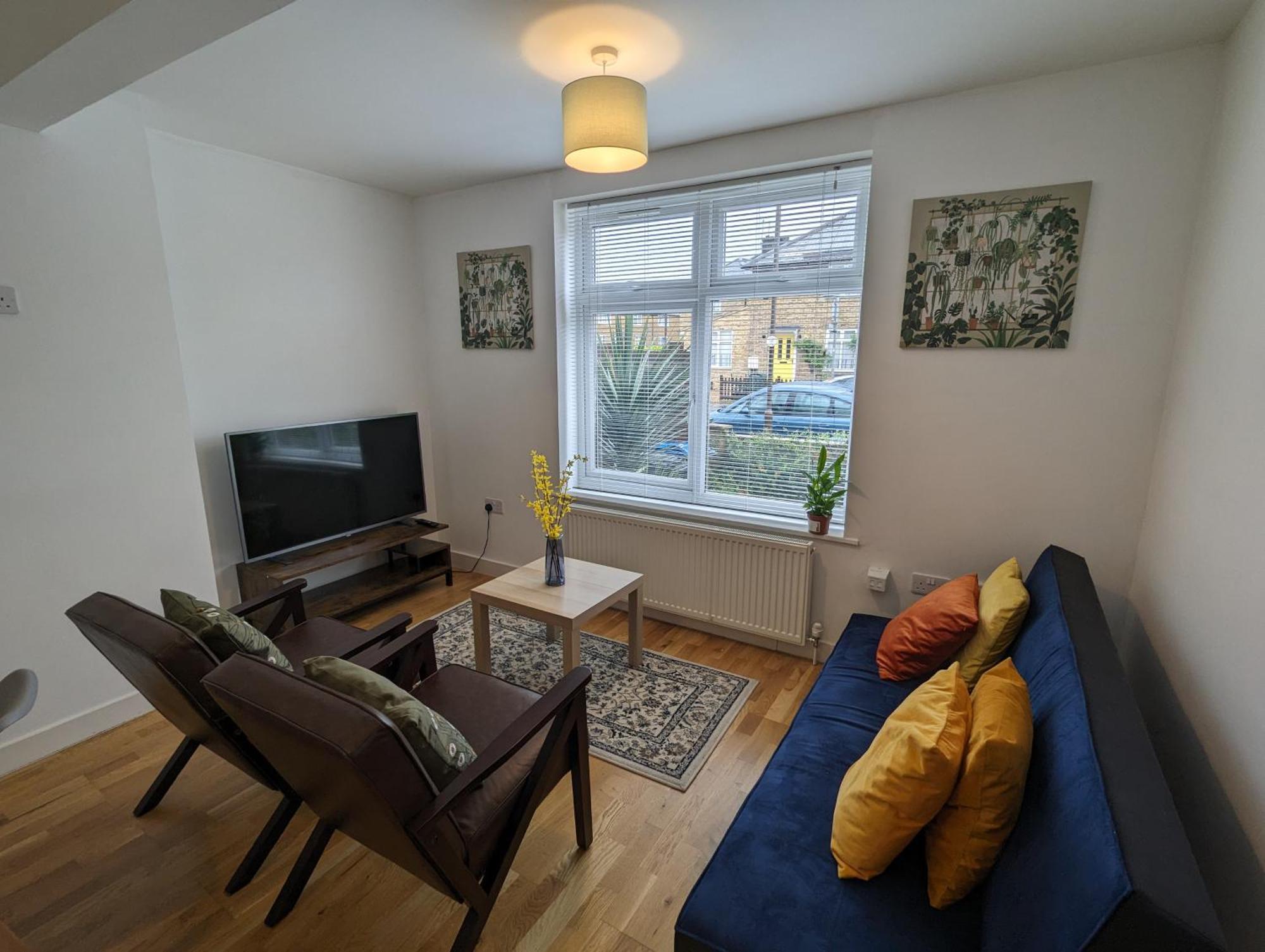 Fantastic 3-Bedroom House In London Morden  Экстерьер фото