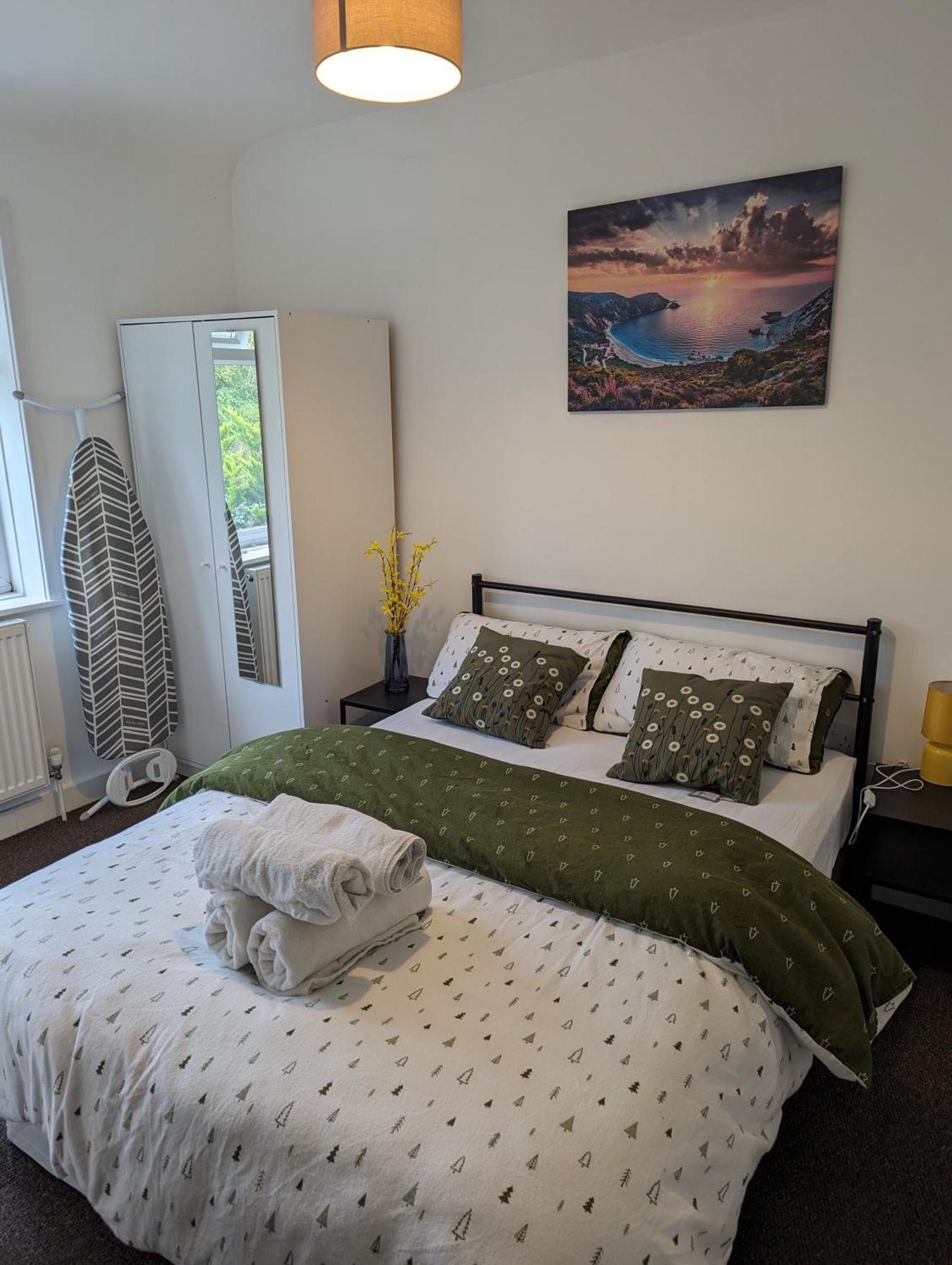 Fantastic 3-Bedroom House In London Morden  Экстерьер фото