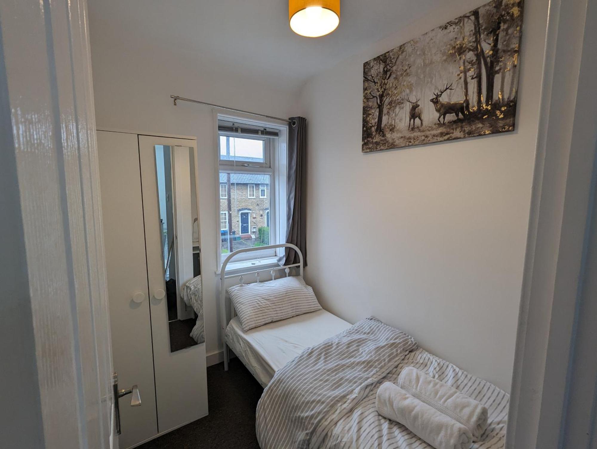 Fantastic 3-Bedroom House In London Morden  Экстерьер фото