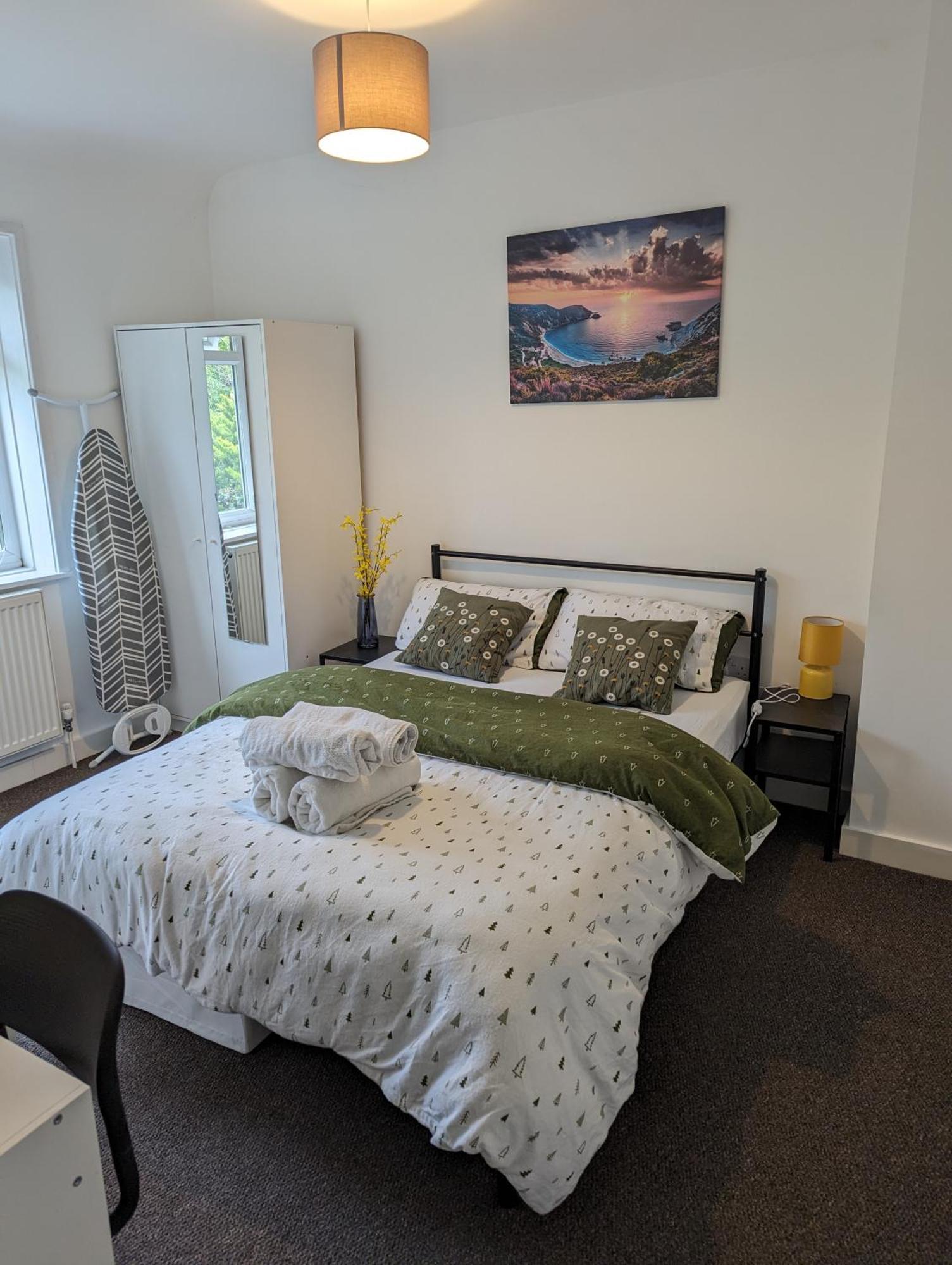 Fantastic 3-Bedroom House In London Morden  Экстерьер фото