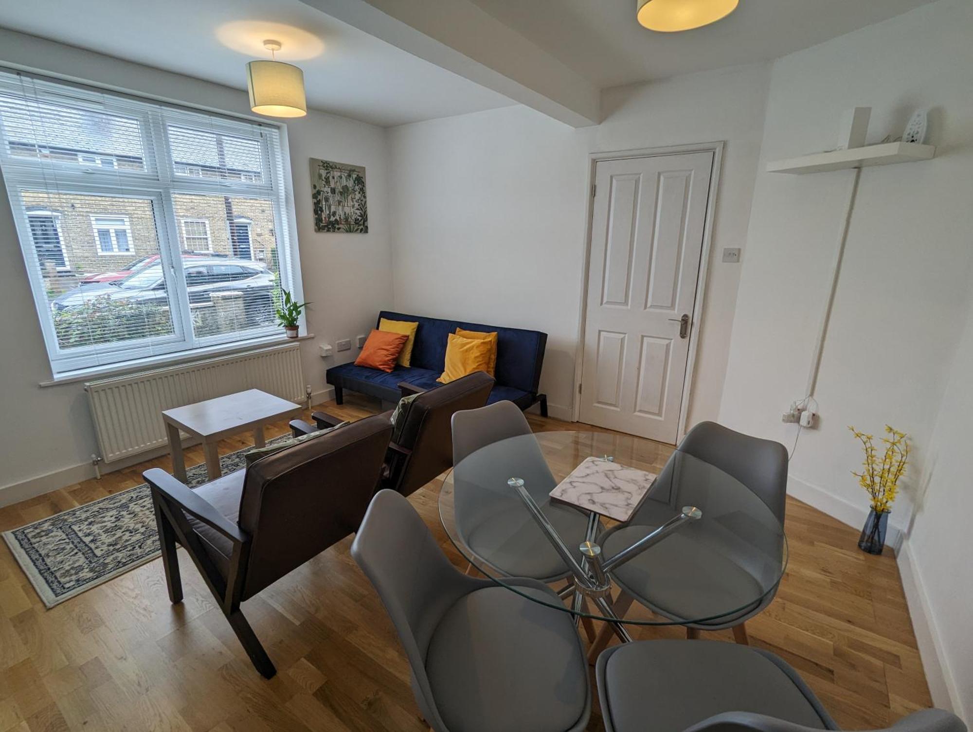 Fantastic 3-Bedroom House In London Morden  Экстерьер фото