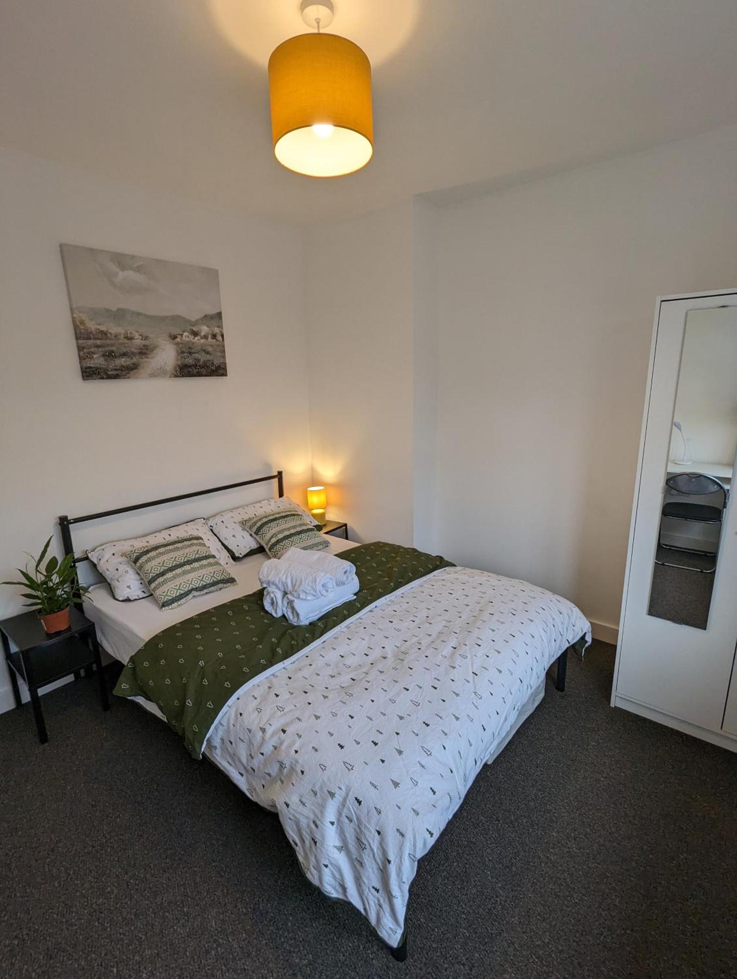 Fantastic 3-Bedroom House In London Morden  Экстерьер фото