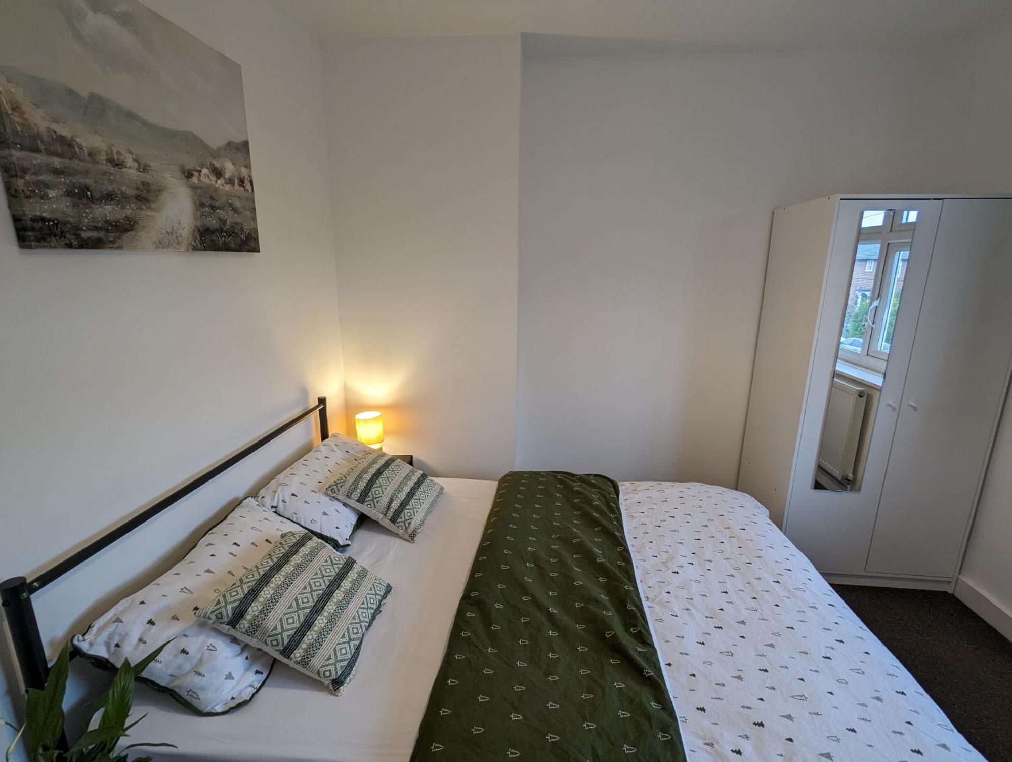 Fantastic 3-Bedroom House In London Morden  Экстерьер фото