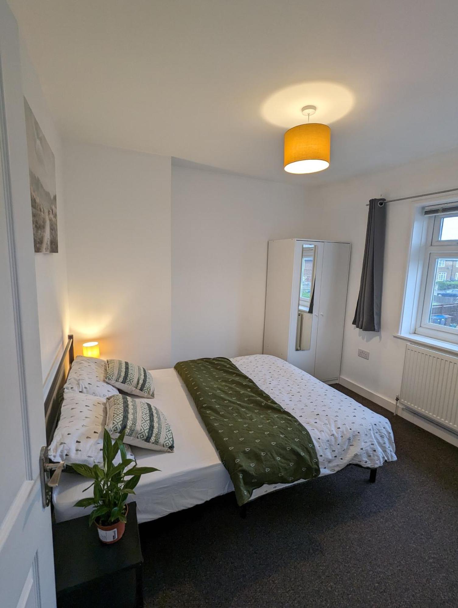 Fantastic 3-Bedroom House In London Morden  Экстерьер фото