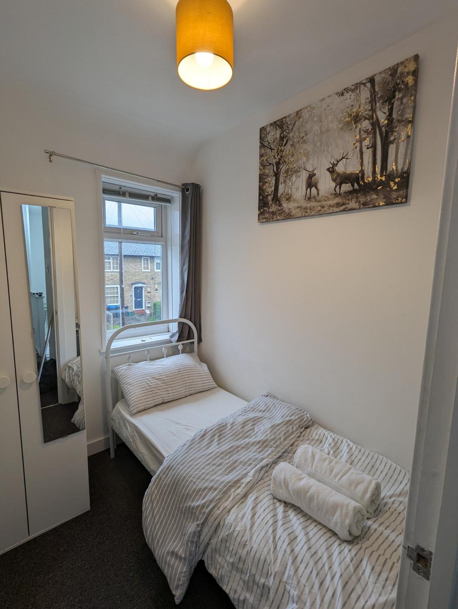 Fantastic 3-Bedroom House In London Morden  Экстерьер фото